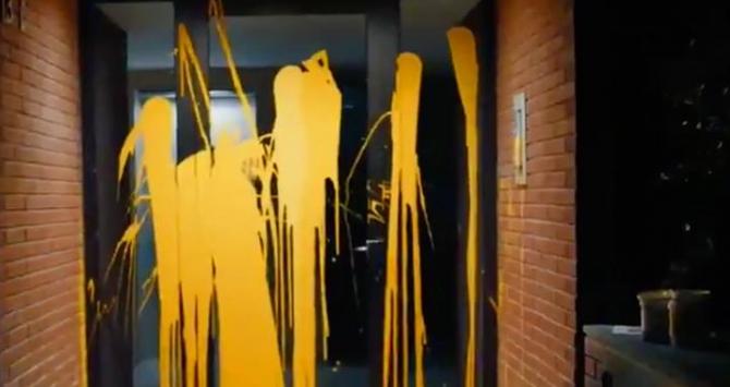 La casa del juez Pablo Llarena, marcada con pintura amarilla por los radicales de Arran.