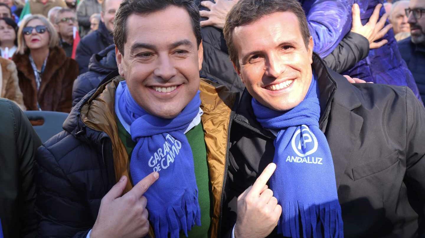 El presidente del Partido Popular, Pablo Casado (d), y el candidato a la presidencia de la Junta de Andalucía Juanma Moreno (i), en el mitin del Partido Popular a una semana de las elecciones, en Granada.