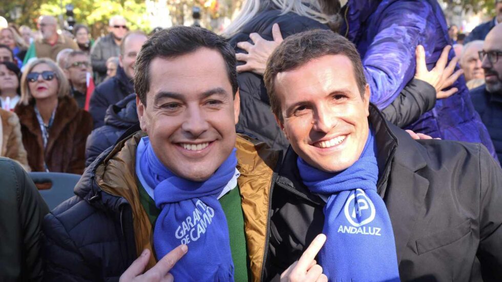 El presidente del Partido Popular, Pablo Casado (d), y el candidato a la presidencia de la Junta de Andalucía Juanma Moreno (i), en el mitin del Partido Popular a una semana de las elecciones, en Granada.