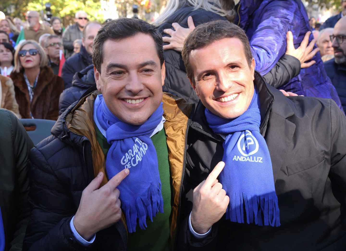 El presidente del Partido Popular, Pablo Casado (d), y el candidato a la presidencia de la Junta de Andalucía Juanma Moreno (i), en el mitin del Partido Popular a una semana de las elecciones, en Granada.