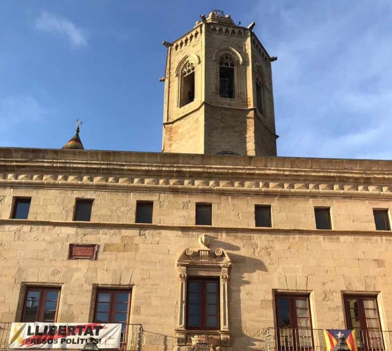 Arrancan la pancarta de apoyo al procés de Cervera para que "Márquez celebre su título"