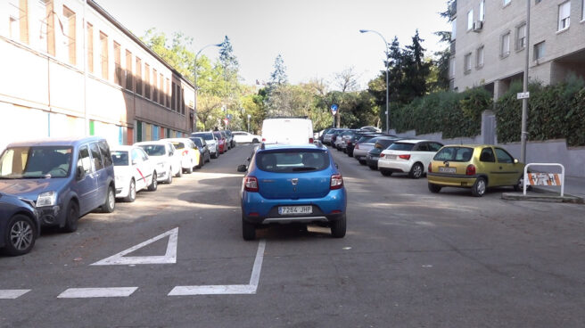 Coches ilegalmente aparcados en el Barrio de Ventas, junto a la M-30.