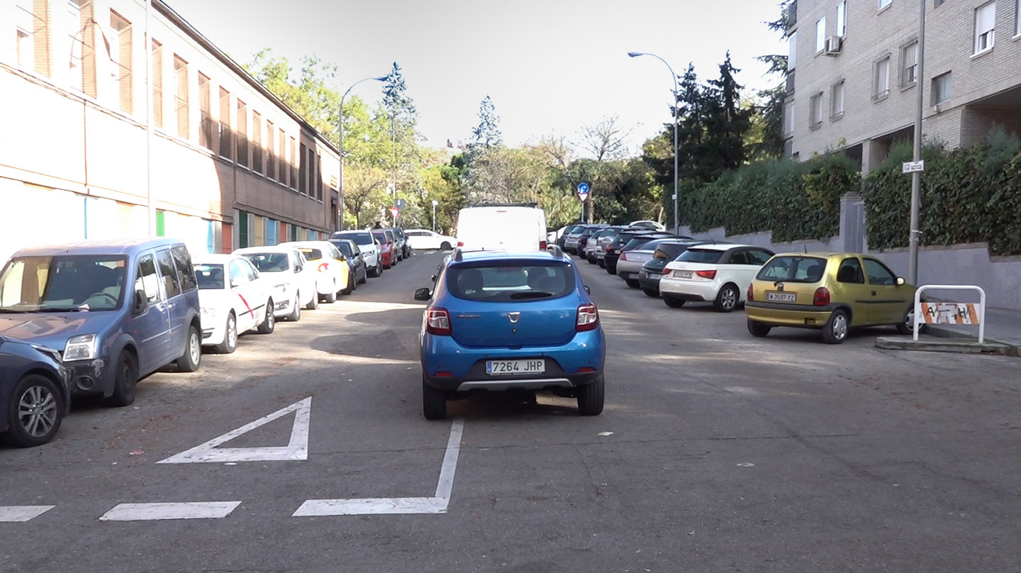 Coches ilegalmente aparcados en el Barrio de Ventas, junto a la M-30.