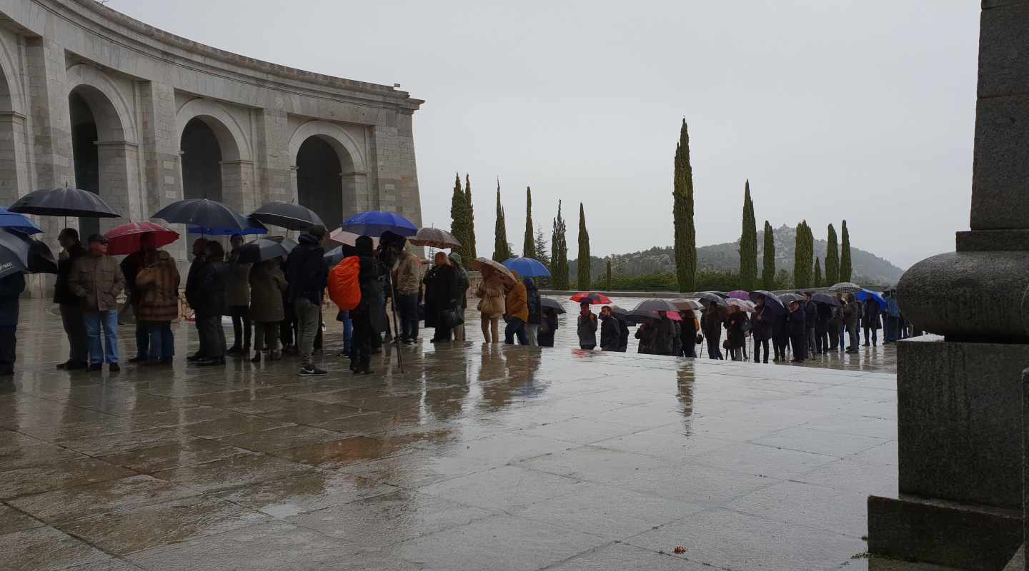 Últimas flores para Franco: así fue la misa del "desalojo"