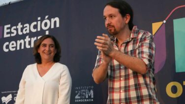 Colau se desmarca de Iglesias y ordena a sus diputados no ir al acto por la Constitución