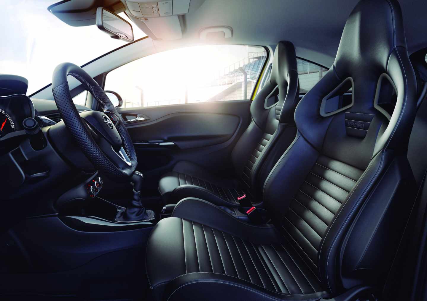 Interior deportivo del Corsa GSi.