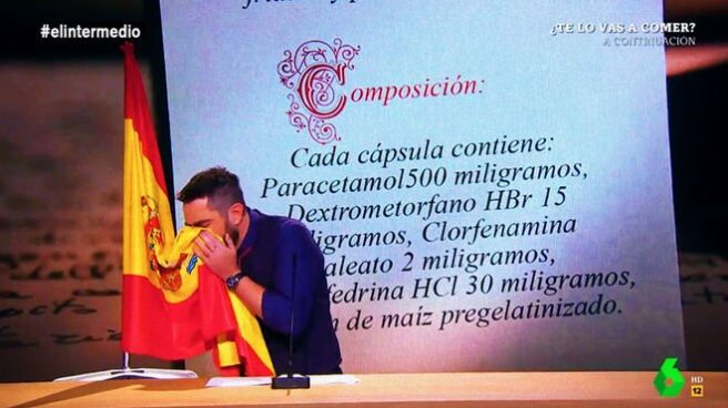 dani_mateo_bandera_espana Dani Mateo se limpia los mocos con la bandera de España.