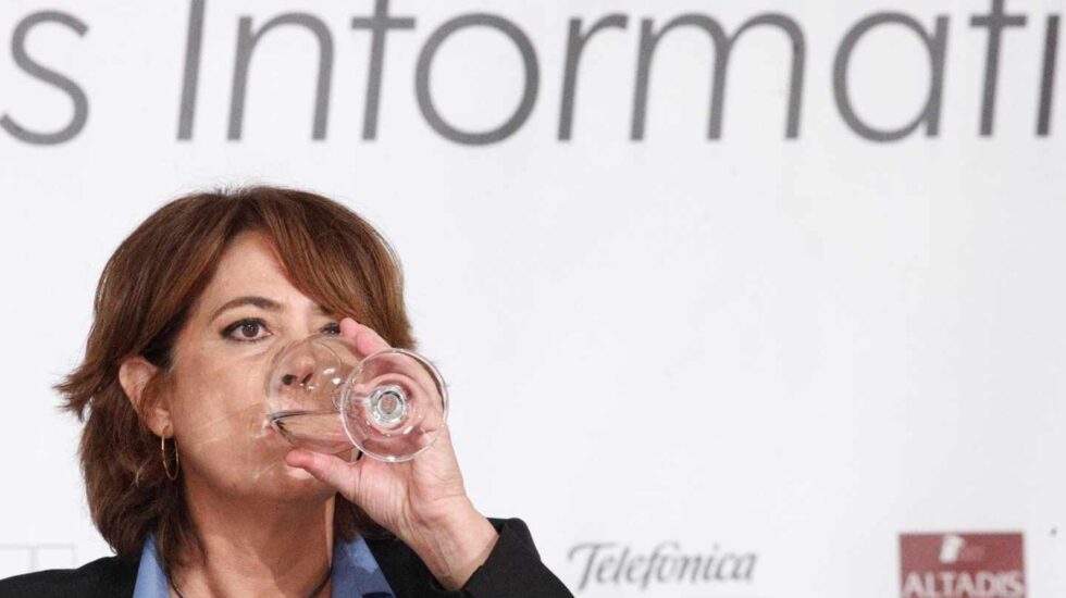 Dolores Delgado, ministra de Justicia, bebe agua durante un encuentro informativo.