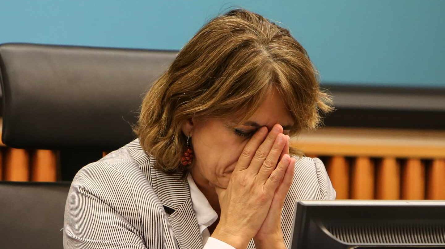 La ministra de Justicia, Dolores Delgado, pensativa en una comparecencia en el Congreso de los Diputados.