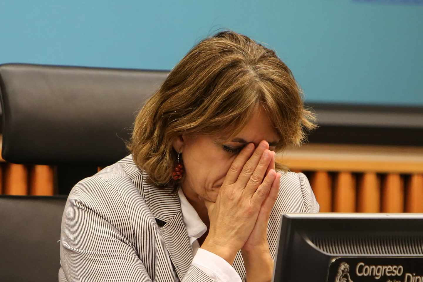 La ministra de Justicia, Dolores Delgado, pensativa en una comparecencia en el Congreso de los Diputados.