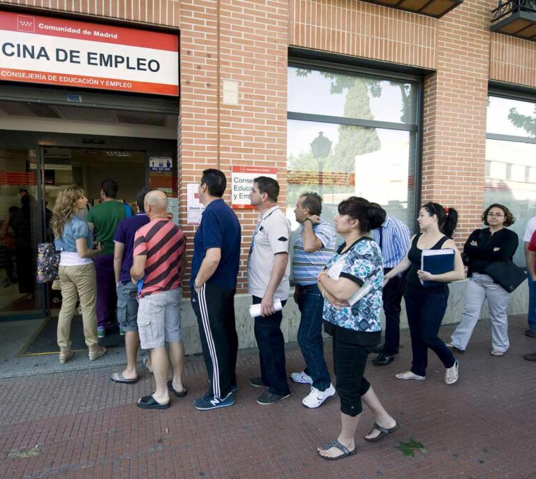 El paro sufre la mayor subida desde 2012 pese al fuerte tirón del empleo en educación