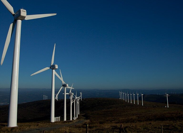 CNMC bloquea las ventajas del Gobierno a grandes eléctricas para crecer en renovables