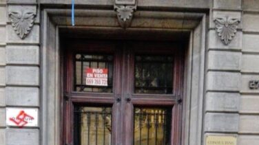 La fachada de la sede de Òmnium aparece con pintadas de esvásticas nazis