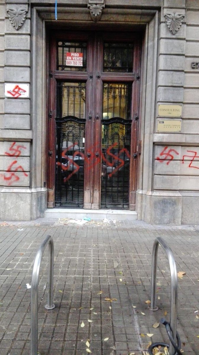 La fachada de la sede, con las esvásticas pintadas.