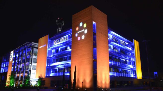 Mediaset Mediaset no escapa a la quema de las 'teles': caen los ingresos y sufre en bolsa.