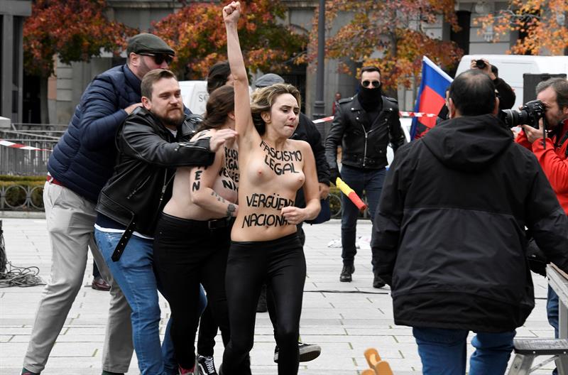 Activistas de Femen irrumpen un acto convocado en la plaza de Oriente de Madrid por la Asociación por la Derogación de la Memoria Histórica con motivo del 20N.