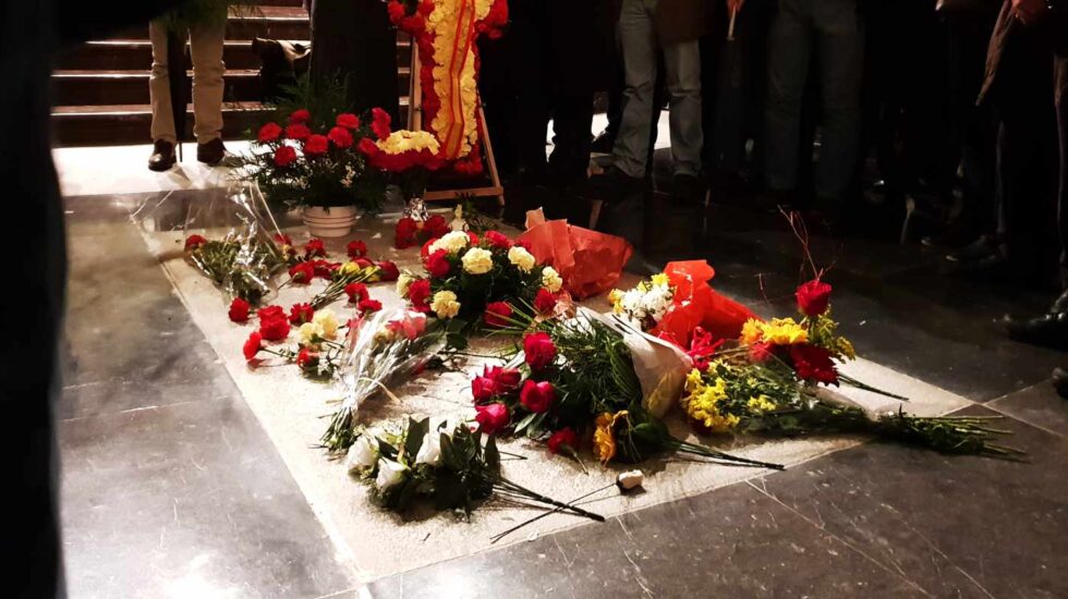 Ofrendas florales sobre la tumba de Franco el pasado 20 de noviembre.