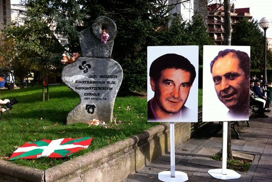Imagen de Josu Muguruza y Santiago Brouard ante el monumento en su memoria en Bilbao.