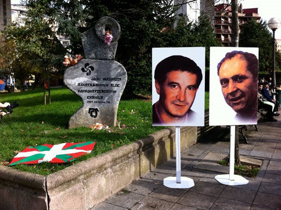 Imagen de Josu Muguruza y Santiago Brouard ante el monumento en su memoria en Bilbao.