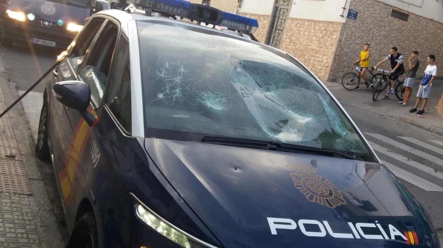 Un vehículo de la Policía Nacional, atacado en Melilla en 2016.