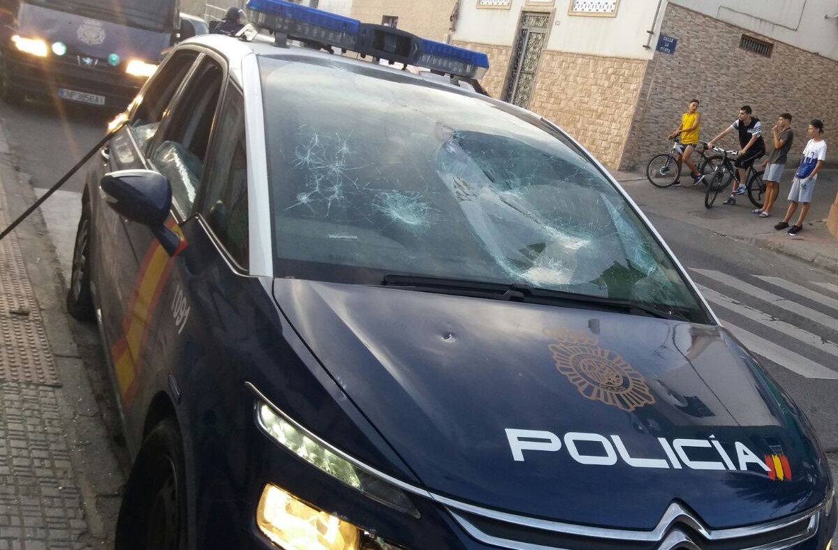 Un vehículo de la Policía Nacional, atacado en Melilla en 2016.