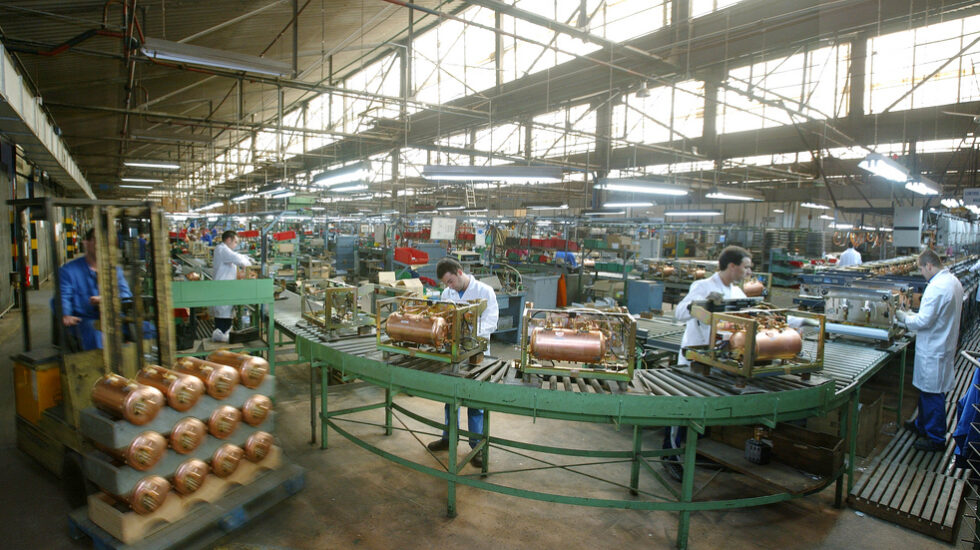 Trabajadores en la cadena de montaje de una fábrica.