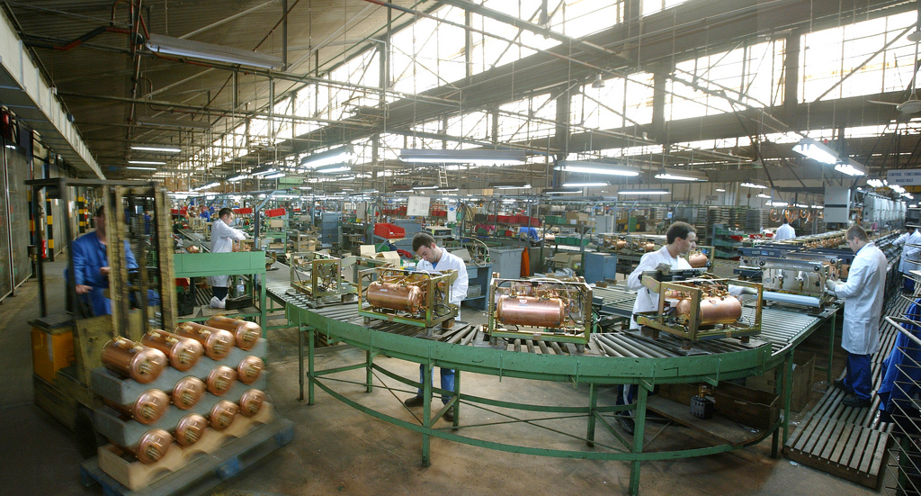 Trabajadores en la cadena de montaje de una fábrica.