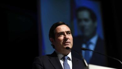 Los empresarios se revuelven contra Sánchez e Iglesias: el programa está "cerca del populismo"