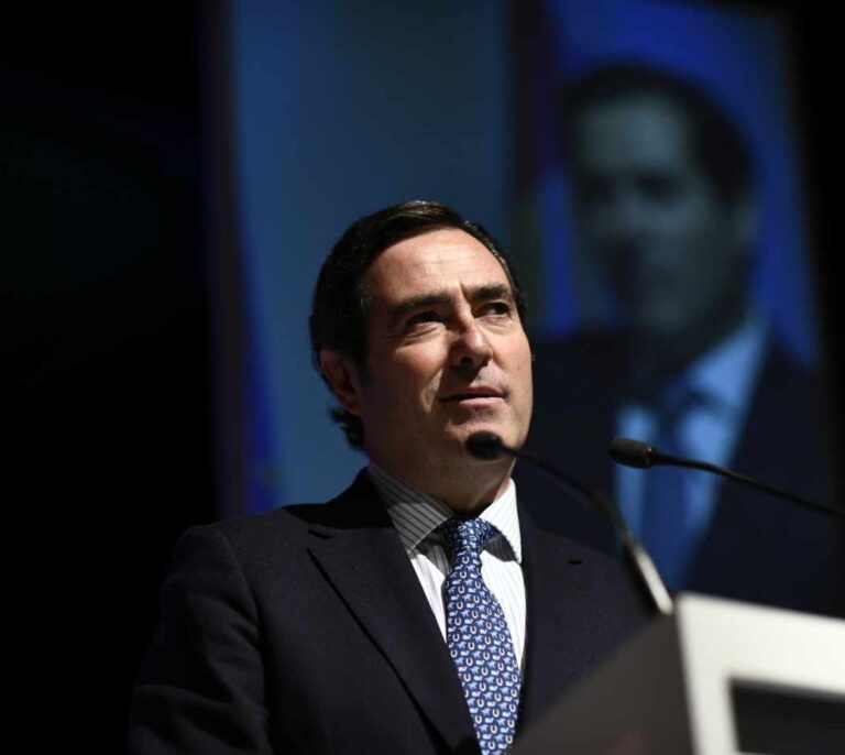 Los empresarios se revuelven contra Sánchez e Iglesias: el programa está "cerca del populismo"