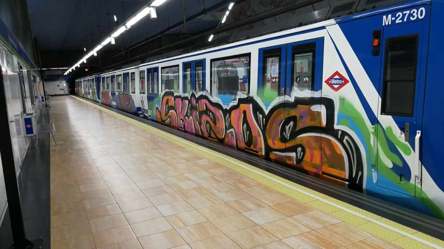 Tren de Metro pintado la noche del 1 de noviembre en Vadillo.