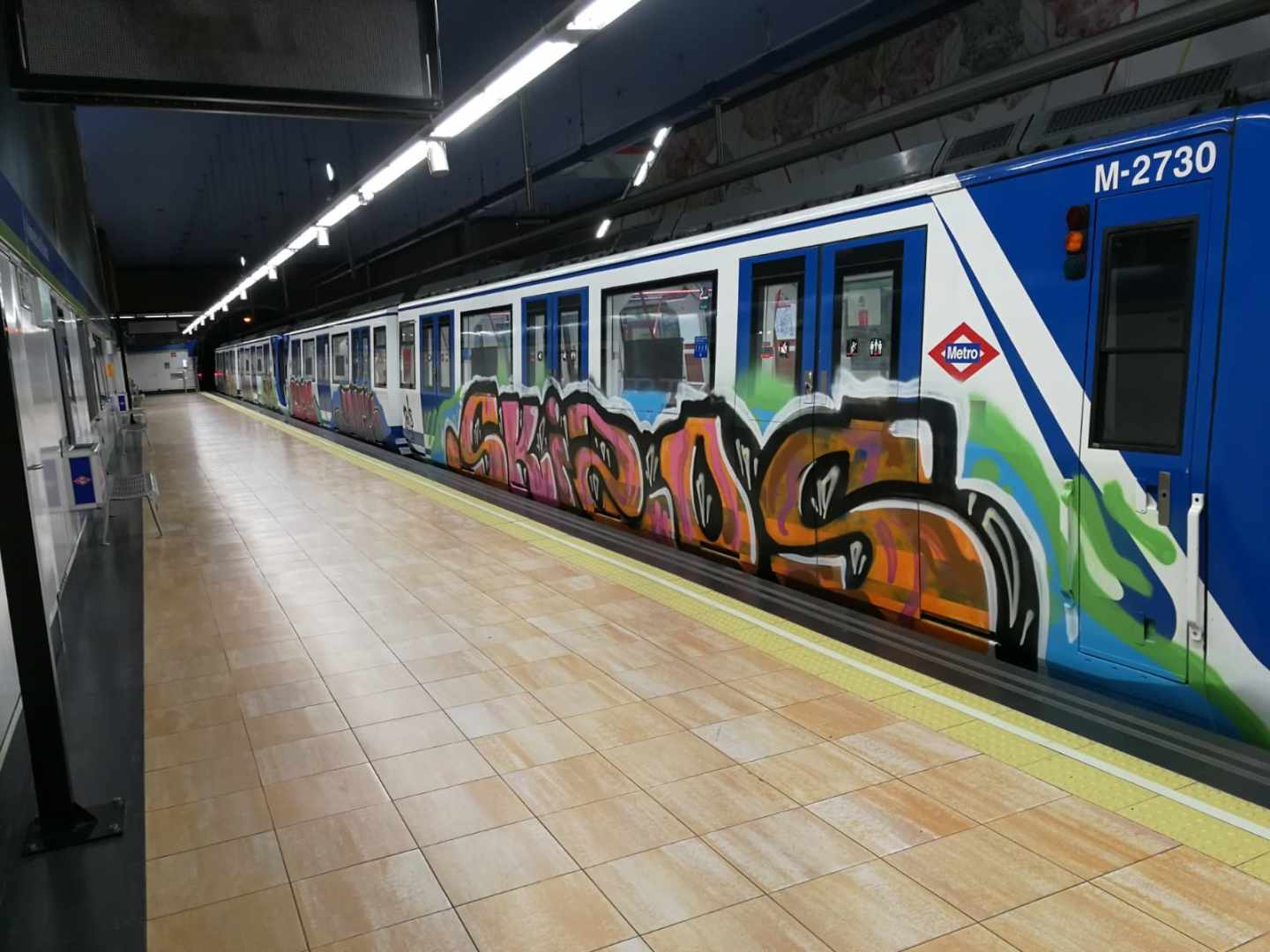 Tren de Metro pintado la noche del 1 de noviembre en Vadillo.