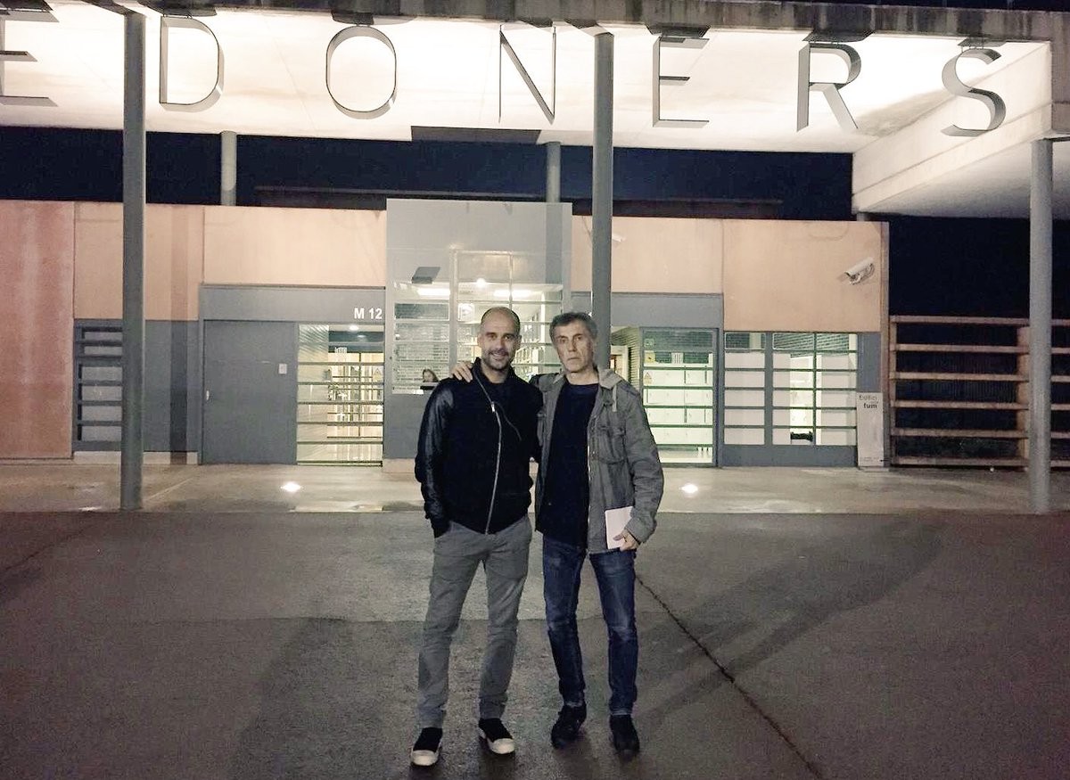 Pep Guardiola y el periodista Xavi Torres, a las puertas de la cárcel de Lledoners.