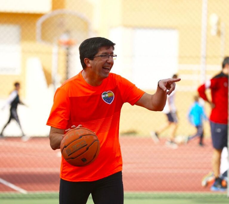 Candidatos haciendo cosas: las imágenes más estrambóticas de la campaña