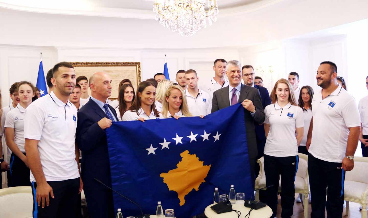 El presidente de Kosovo, Hashim Thaçi, con la delegación del país que participó en los Juegos Mediterráneos de Tarragona 2018.