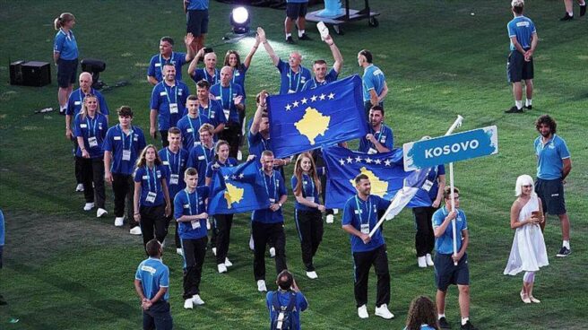 Los deportistas kosovares, durante el desfile inaugural de los Juegos del Mediterráneo de Tarragona 2018.