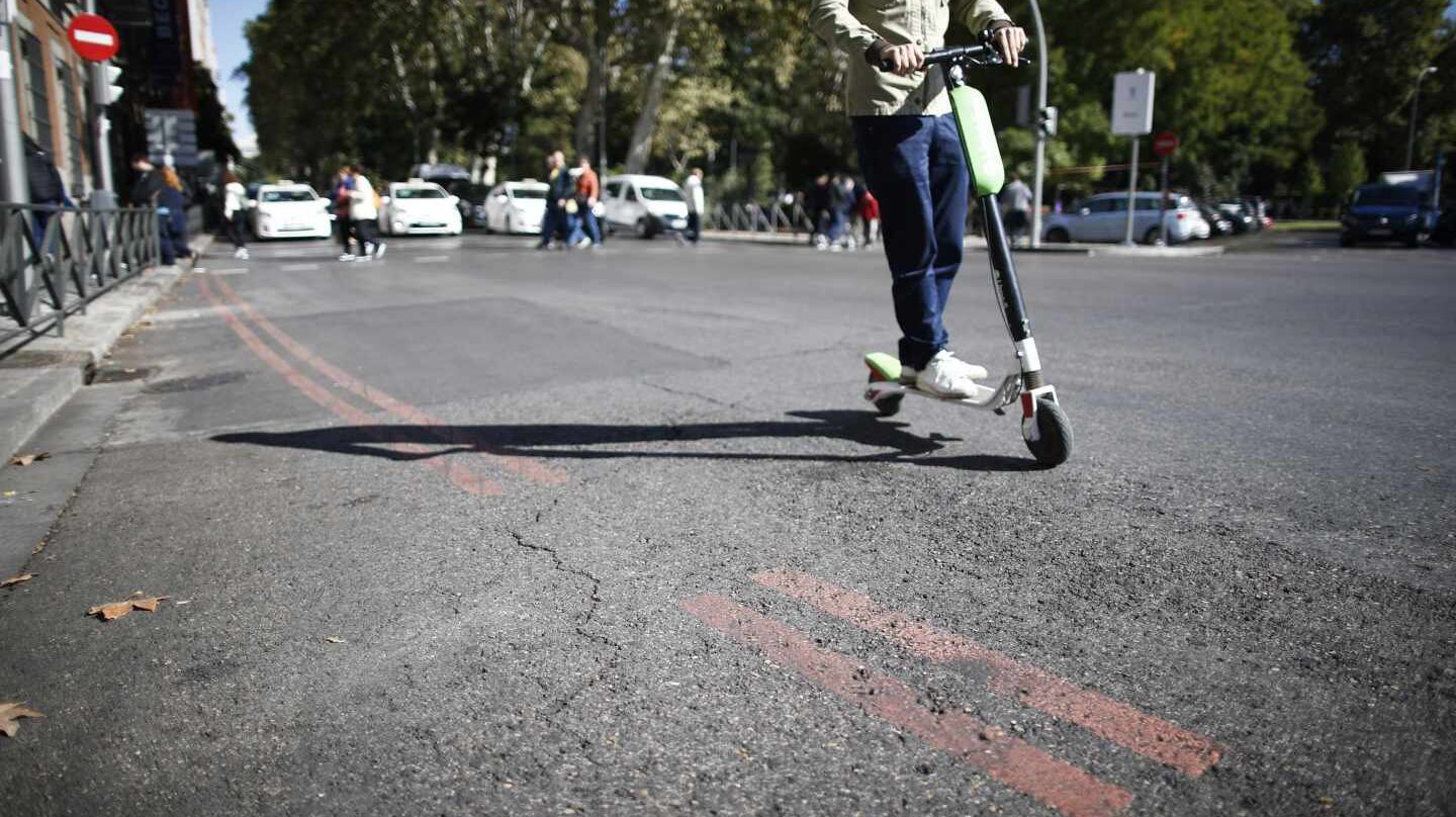Un patinete de Lime en el Paseo del Prado de Madrid, hace una semana.