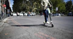 Vandalismo y 'caos' con las licencias: Almeida retira más de 1.250 patinetes eléctricos