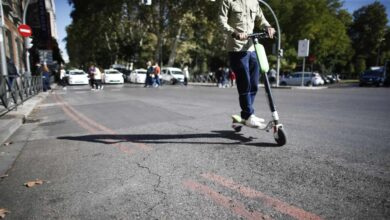 Vandalismo y 'caos' con las licencias: Almeida retira más de 1.250 patinetes eléctricos