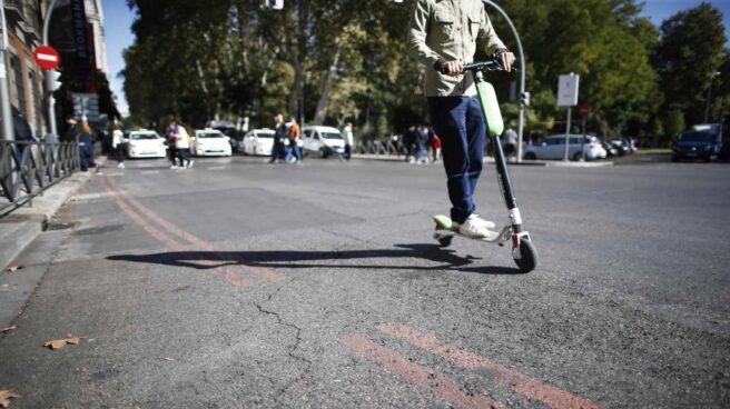 Un patinete de Lime en el Paseo del Prado de Madrid, hace una semana.