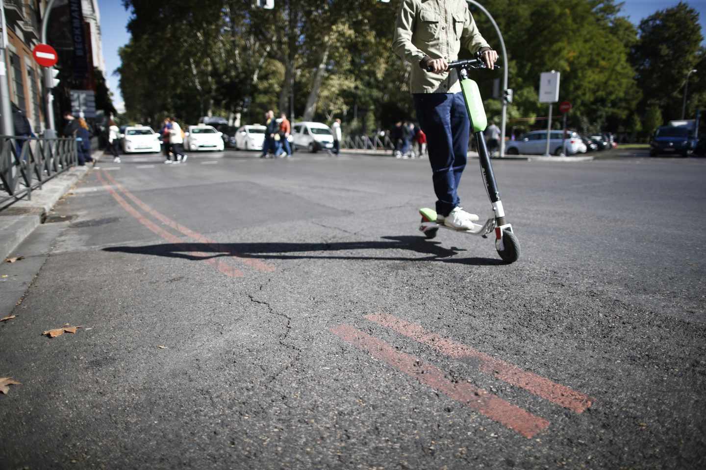 Un patinete de Lime en el Paseo del Prado de Madrid, hace una semana.