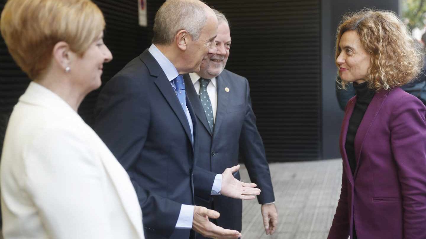 Meritxell Batet, recibida por los consejeros del gobierno vasco.