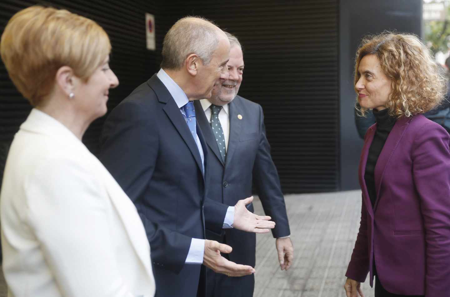 Meritxell Batet, recibida por los consejeros del gobierno vasco.