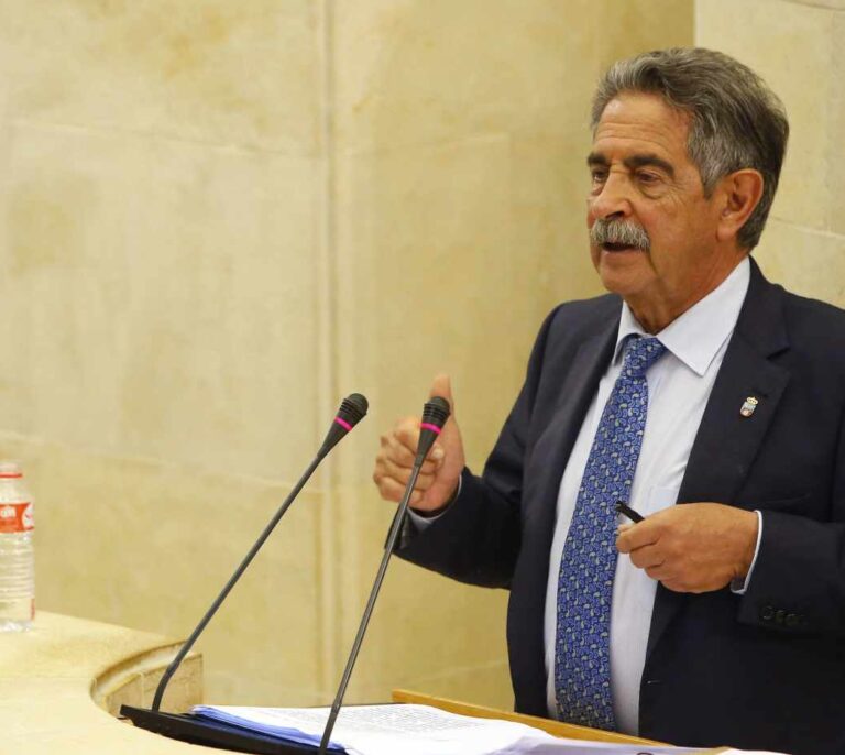 Revilla a Sánchez: "Cantabria prefiere quedarse sin tren a que España se rompa"