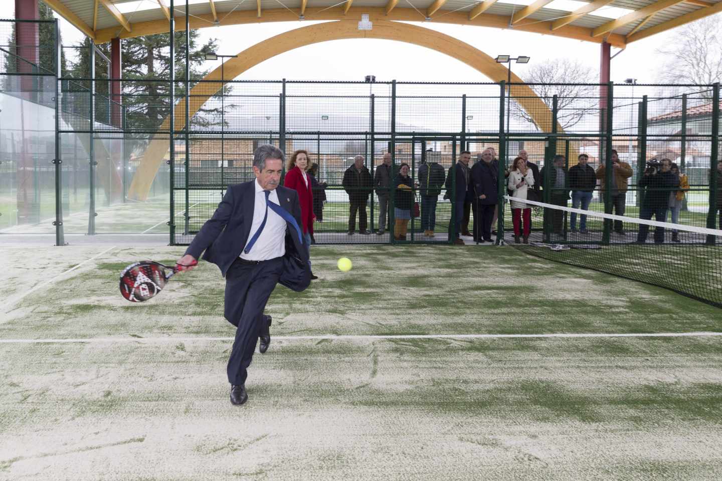 Miguel Ángel Revilla, jugando al pádel en la inauguración de un centro deportivo.