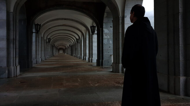 Un monje benedictino, en una de las galerías situadas junto a la abadía del Valle de los Caídos.