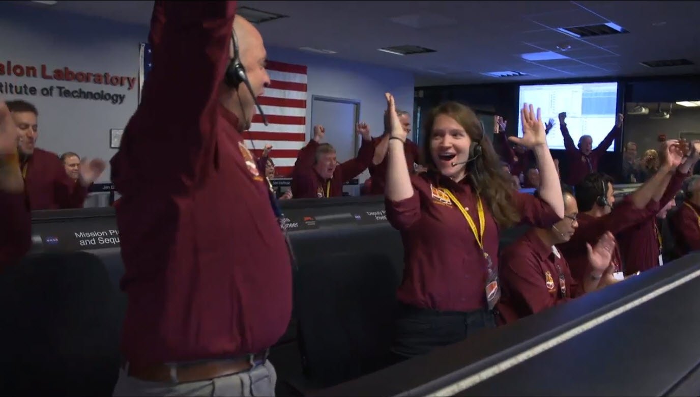 Alegría en el Centro de Control del JPL de California