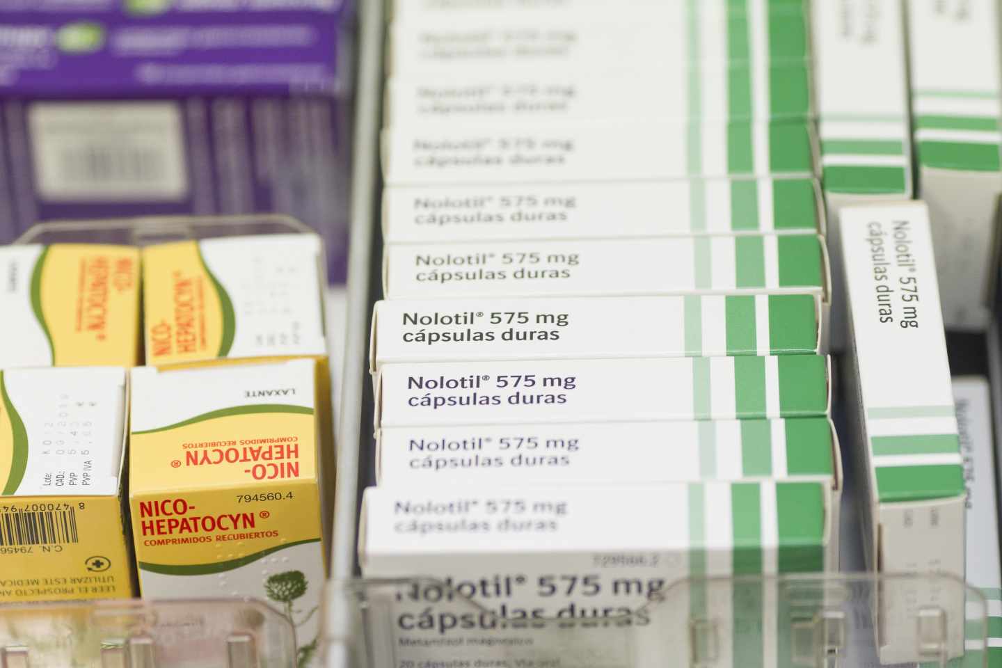 Cajas de Nolotil, medicamento prohibido en algunos países pero muy usado en España.