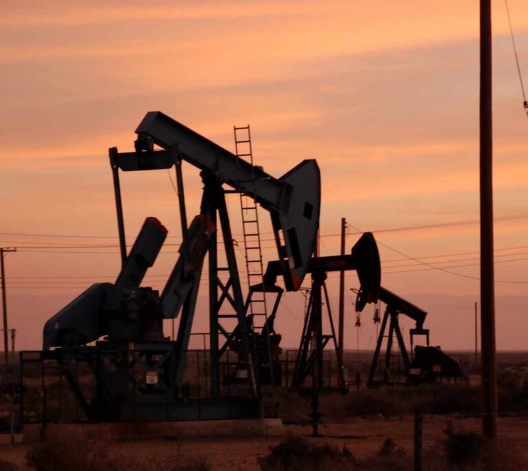 Nueva tormenta en el mercado del petróleo: pierde en un mes la subida del último año