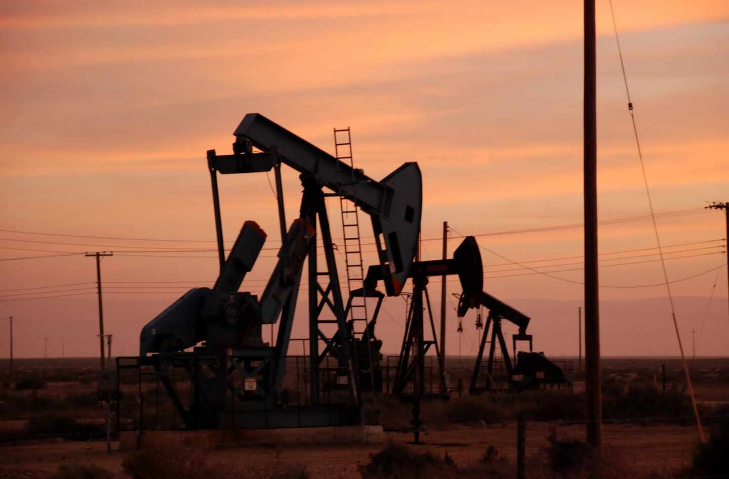 Nueva tormenta sobre el mercado del petróleo: pierde en un mes todo lo ganado en el último año.