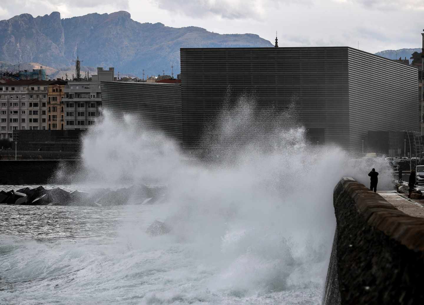 Alerta en las costas del norte por fuertes oleajes y en Madrid por nevadas